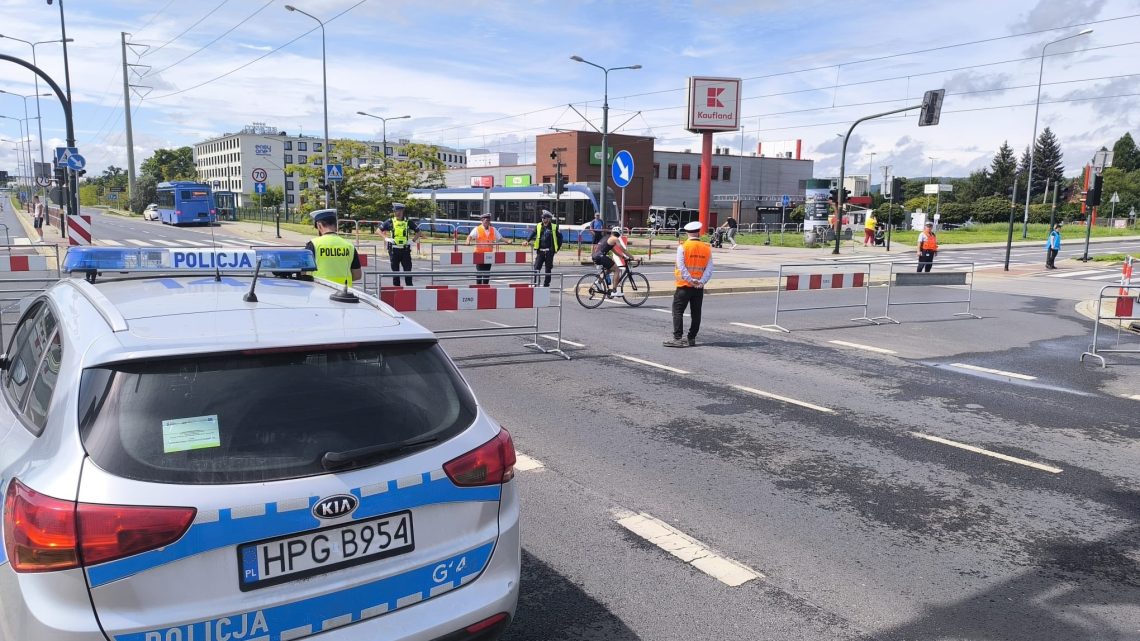 Wypadek na trasie zawodów IRONMAN 70.3 Kraków – ranny policjant. Wypadek na trasie zawodów IRONMAN 70.3 Kraków – ranny policjant.
