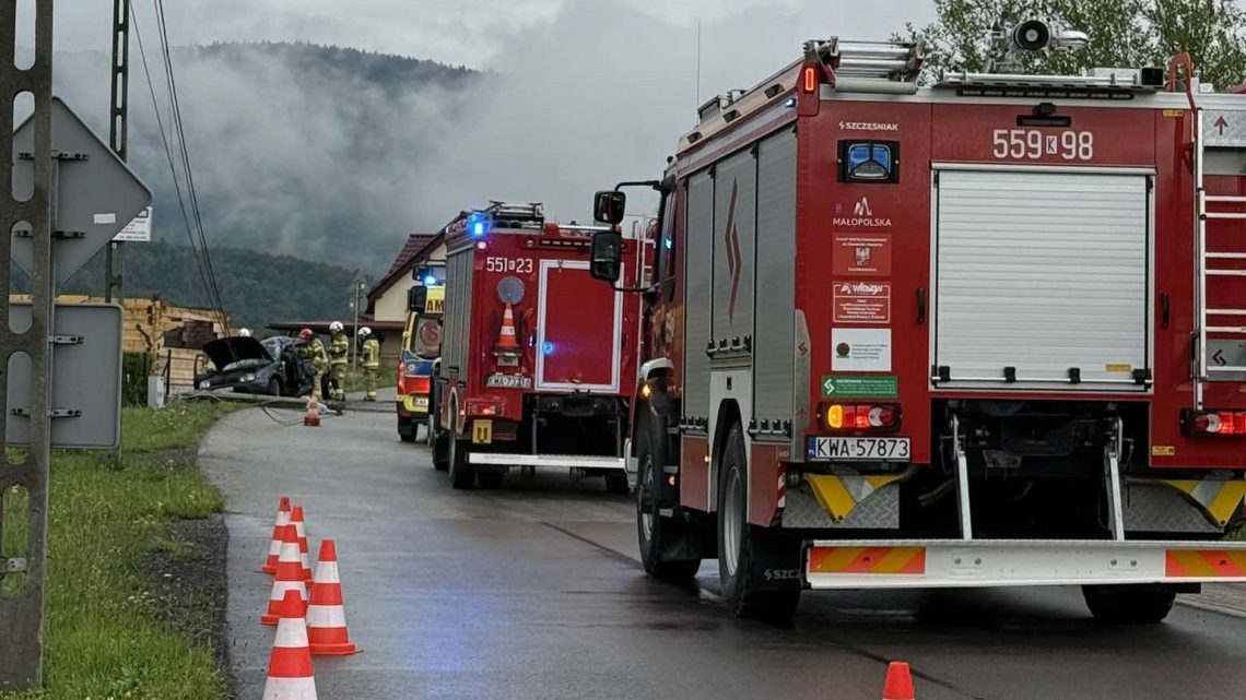 Wypadek w Świnnej Porębie – jedna osoba poszkodowana. Wypadek w Świnnej Porębie – jedna osoba poszkodowana.
