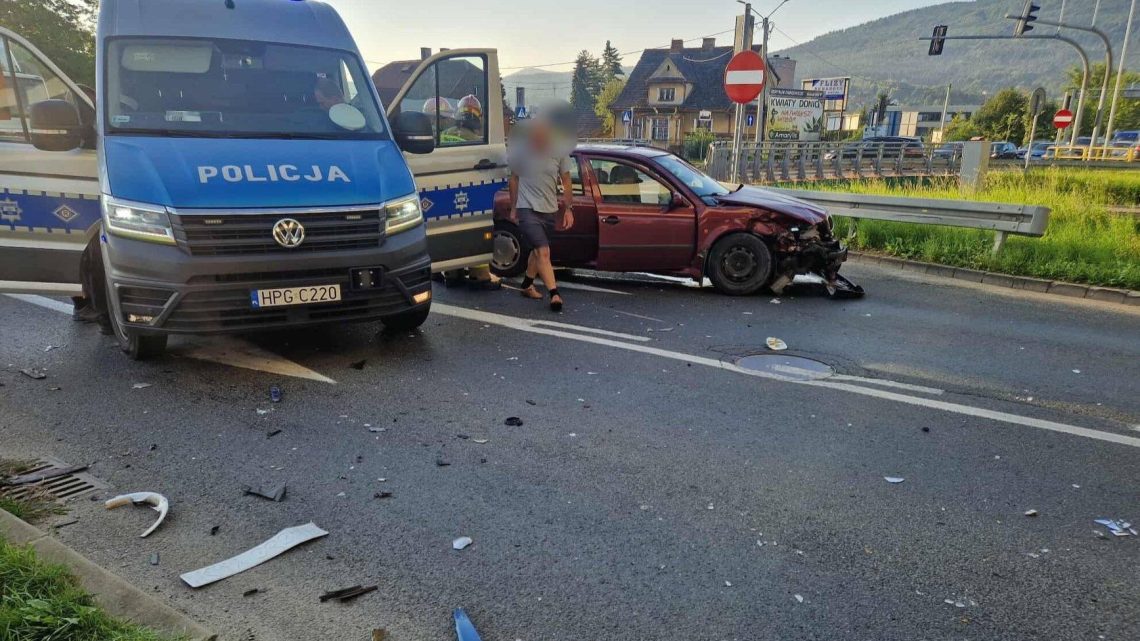 Zderzenie dwóch samochodów na ul. Słowackiego w Myślenicach.