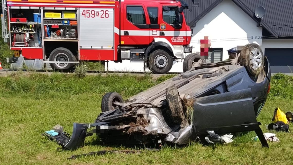 Dachowanie samochodu osobowego w Laskowej / Kamionce Małej – jedna osoba poszkodowana.