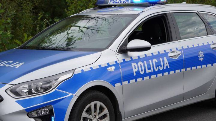 Nietrzeźwy zasnął na ławce. Policjanci znaleźli przy nim narkotyki.