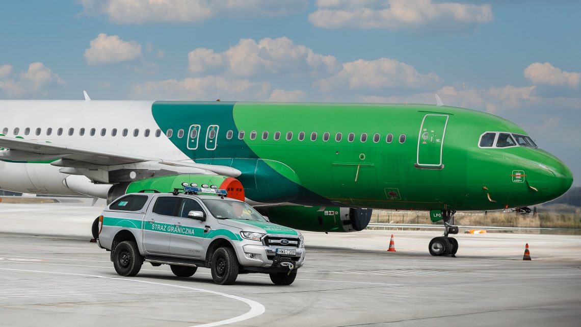 Poszukiwany trzema listami gończymi zatrzymany po deportacji z Norwegii.