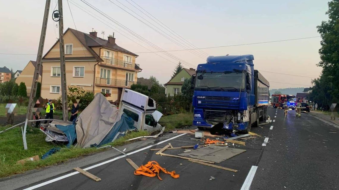 Wypadek na DK75 w Uszwi – jedna osoba trafiła do szpitala. Wypadek na DK75 w Uszwi – jedna osoba trafiła do szpitala.
