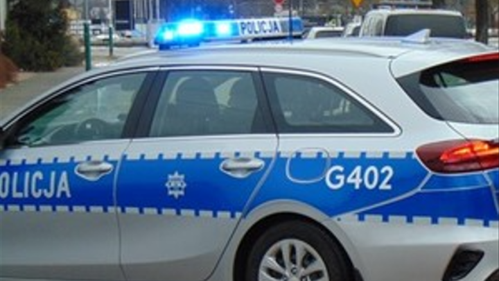 Dla zabawy skakał po samochodach. Wakacyjna „zabawa” zakończona zarzutami.