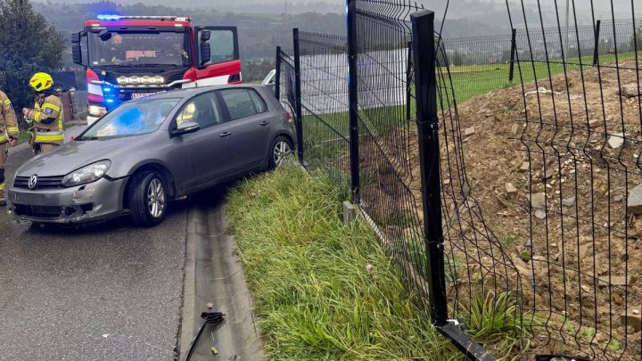 Kolizja w Białym Dunajcu – auto uderzyło w ogrodzenie.