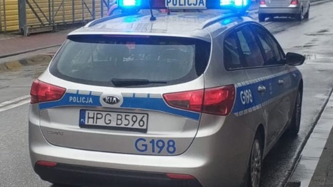 Oświęcim. Policjanci drogówki udzielili pierwszej pomocy seniorce, która zasłabła na przystanku autobusowym.