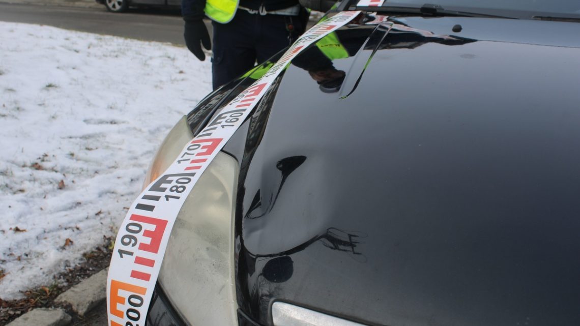 Nietrzeźwa piesza wtargnęła pod koła auta. Dramatyczne potrącenie w Brzeszczach.