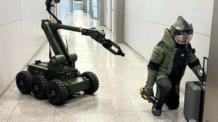Fałszywy alarm bombowy na lotnisku Kraków–Balice. Pasażer ukarany mandatem!
