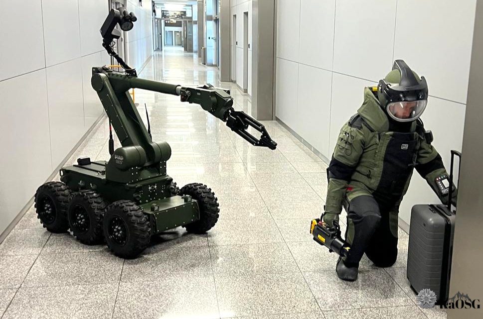 Fałszywy alarm bombowy na lotnisku Kraków–Balice. Pasażer ukarany mandatem!