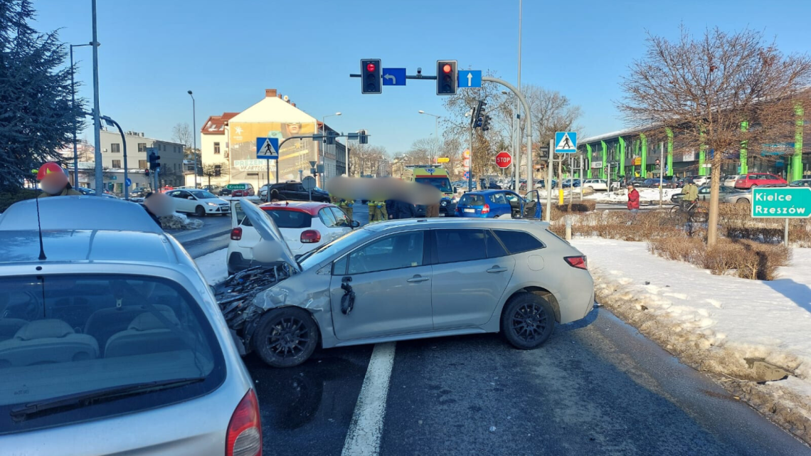 Zderzenie czterech pojazdów w Tarnowie. Jedna osoba trafiła do szpitala.
