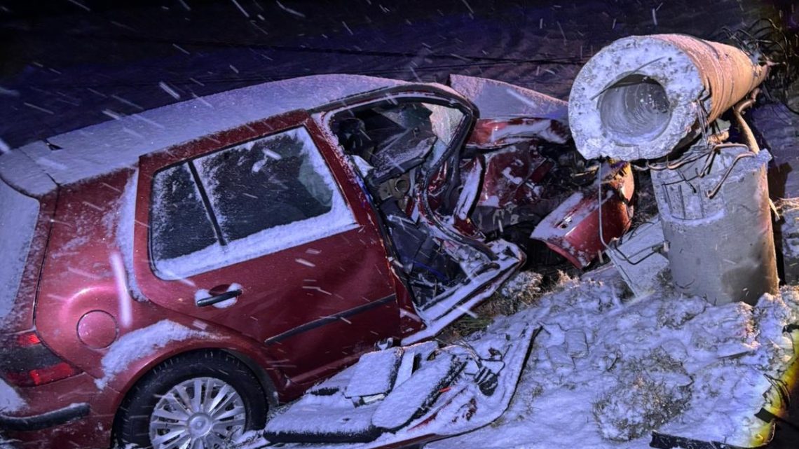 Bielany: O krok od tragedii. Młody kierowca uderzył w betonowy słup.