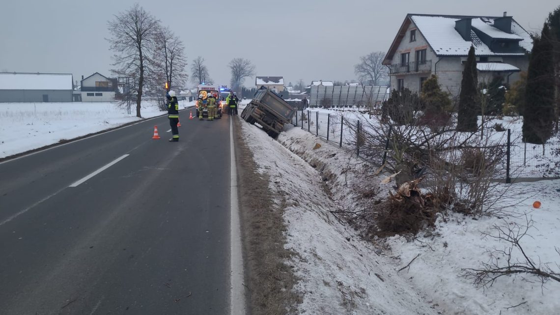 Ciężarówka w rowie na drodze wojewódzkiej nr 965 w Baczkowie.