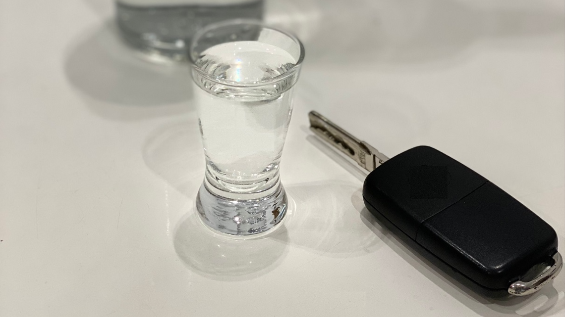 3,5 promila alkoholu i 18 lat bez prawa jazdy. Recydywista za kierownicą.