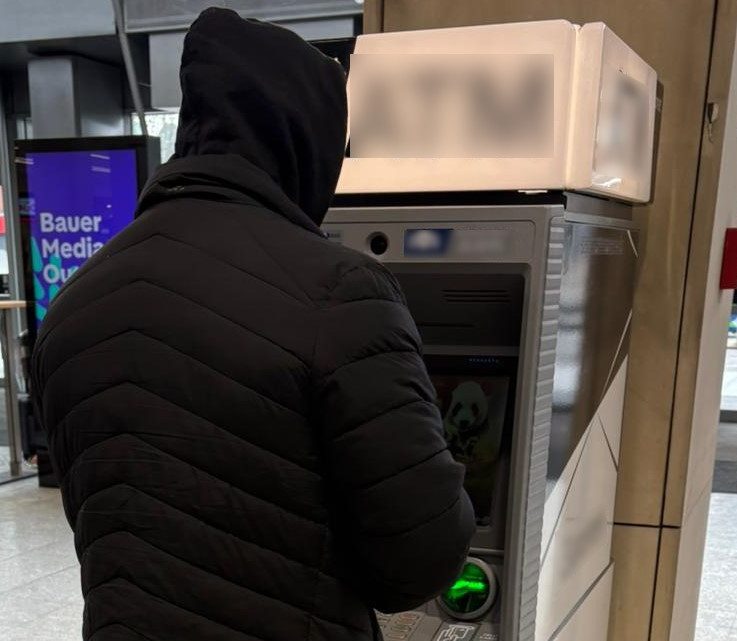 Zatrzymany przy bankomacie w galerii handlowej. Wypłacał pieniądze z oszustwa BLIK i miał narkotyki
