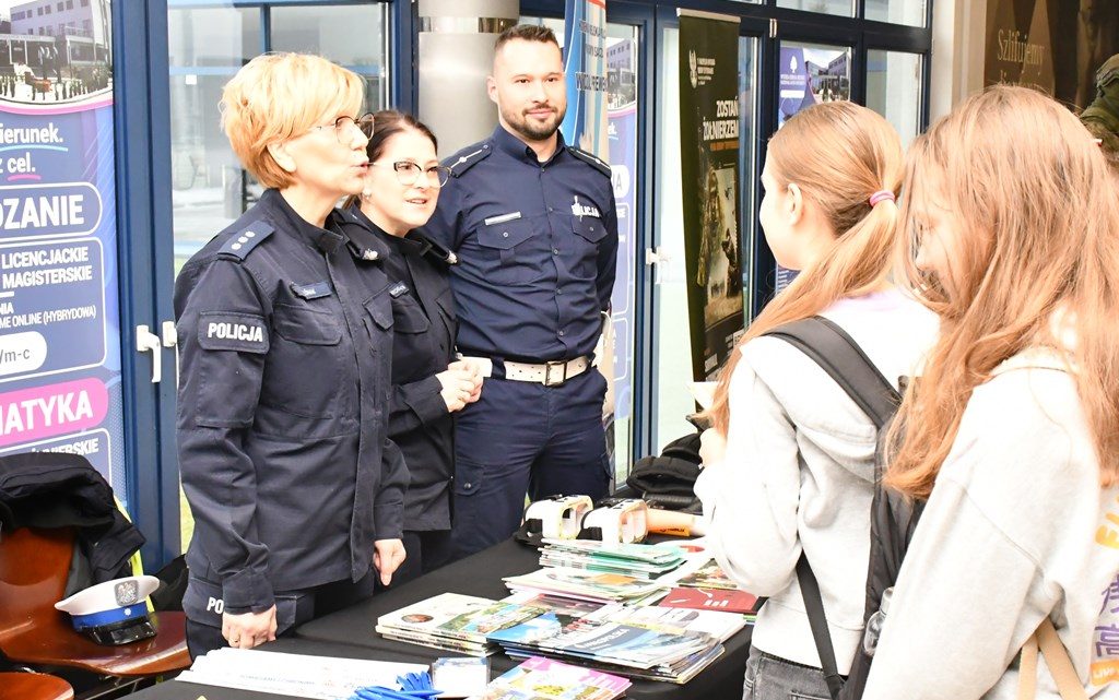„Dla Ciebie zginął żołnierz, strażak, policjant, a dla mnie tata” – poruszająca wystawa w Nowym Sączu.