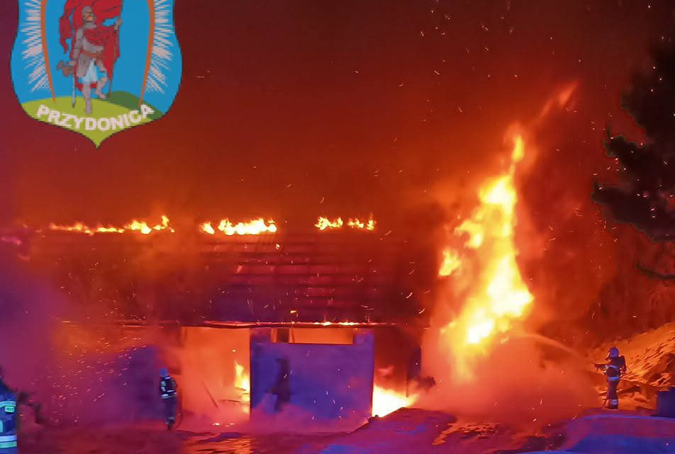 Pożar budynku gospodarczego w Przydonicy. Na miejscu liczne służby!
