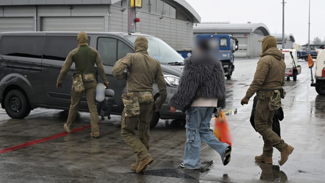 Awantura na pokładzie samolotu na lotnisku Kraków-Balice. Interweniowała Straż Graniczna.