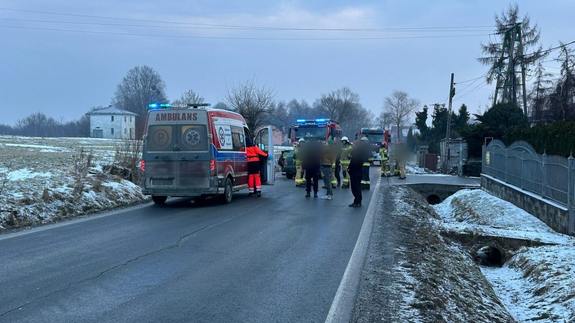 Przytkowice: Zderzenie czołowe dwóch samochodów na DW953. Droga całkowicie zablokowana.
