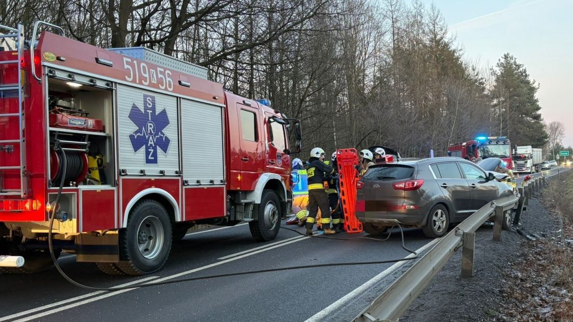 Jawiszowice/Zasole: zderzenie dwóch aut na DW949. Droga całkowicie zablokowana.