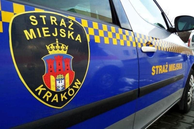 Strażnik miejski po alkoholu spowodował kolizję w Krakowie…