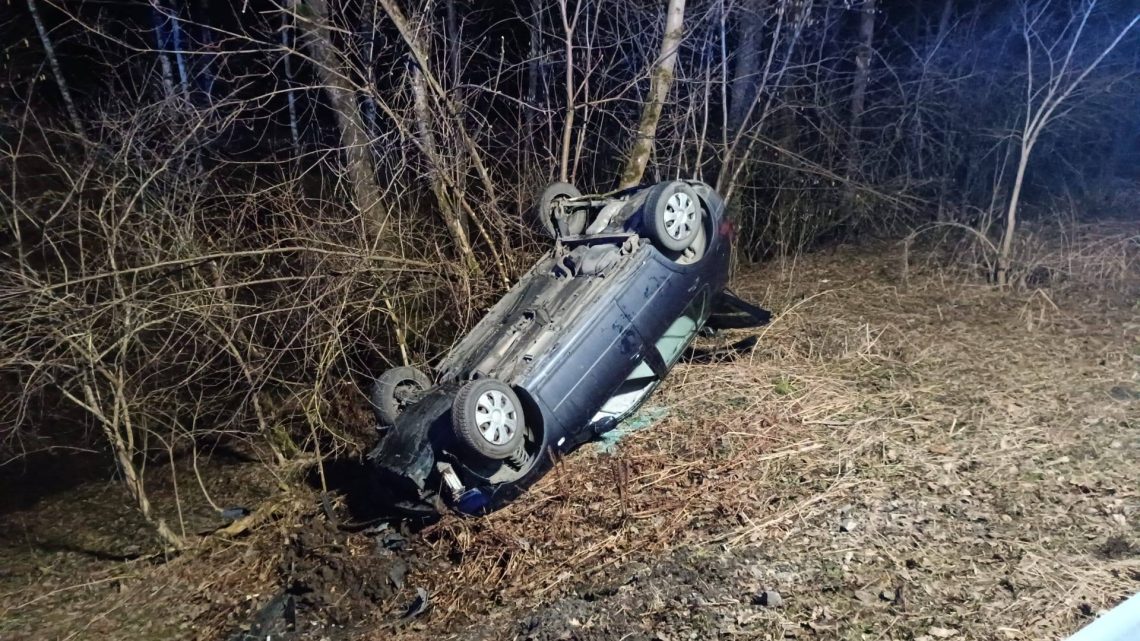 Groźne dachowanie auta w Tymowej. Jedna osoba poszkodowana.