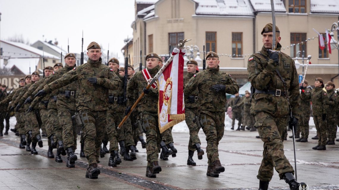 Uroczysta przysięga żołnierzy 11 MBOT na Rynku w Trzebini.