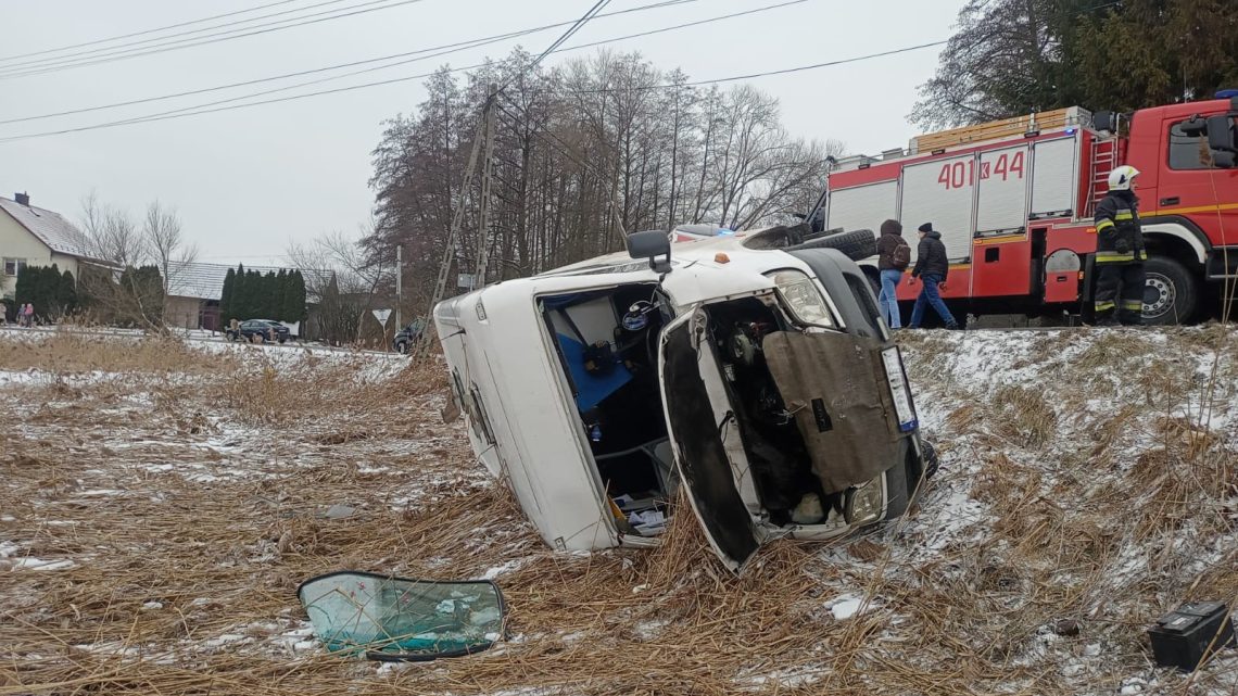 Dachowanie busa w Krzeczowie. Jedna osoba trafiła do szpitala.