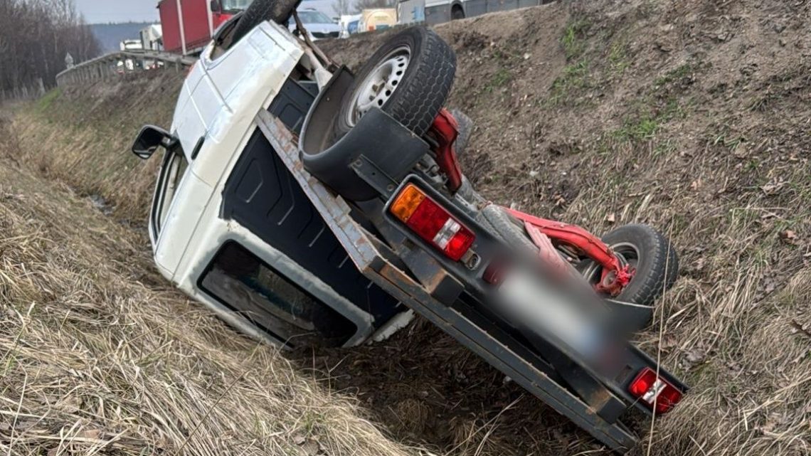 Dostawczak dachował na A4 w kierunku Rzeszowa.