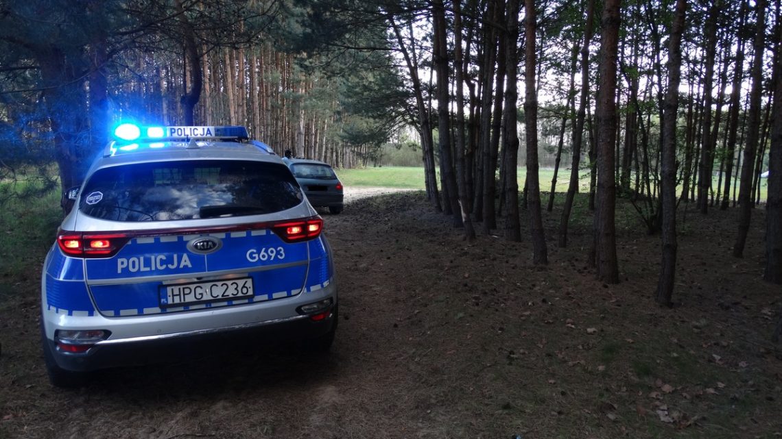 Pijany kierowca uciekał przed policją. Pościg zakończył się uderzeniem w drzewo!