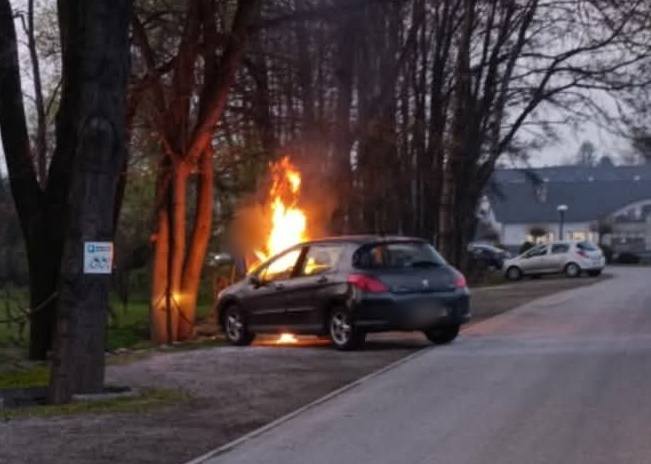 Pożar samochodu w Osieku. Utrudnienia na ul. Głównej!