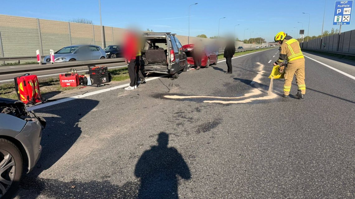 Zderzenie trzech samochodów na A4 w kierunku Krakowa. Trzy osoby trafiły do szpitala.