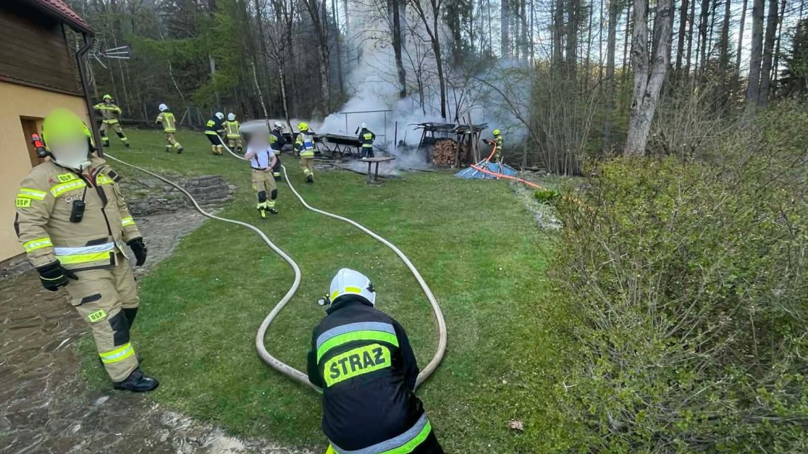 Pożar składowiska drewna w Targoszowie. Szybka akcja strażaków.