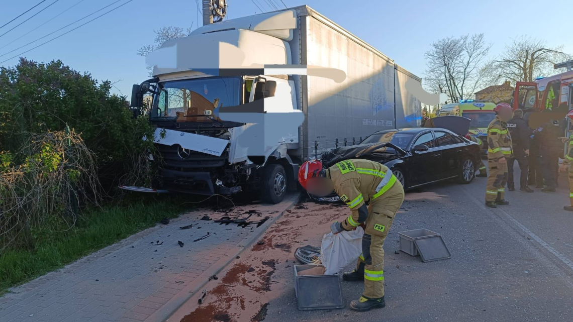 Groźny wypadek w Brzesku. Zderzenie osobówki z ciężarówką, ranne dziecko.
