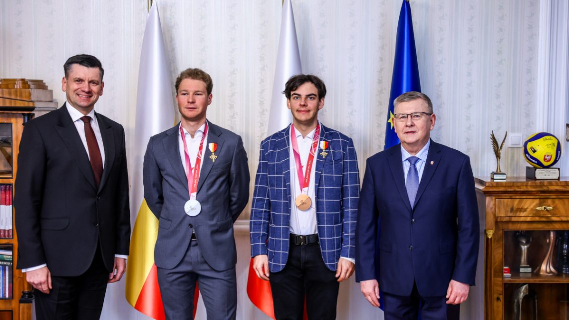 Michał Gołaś i Kacper Walas z medalami i Krzyżem Małopolski.