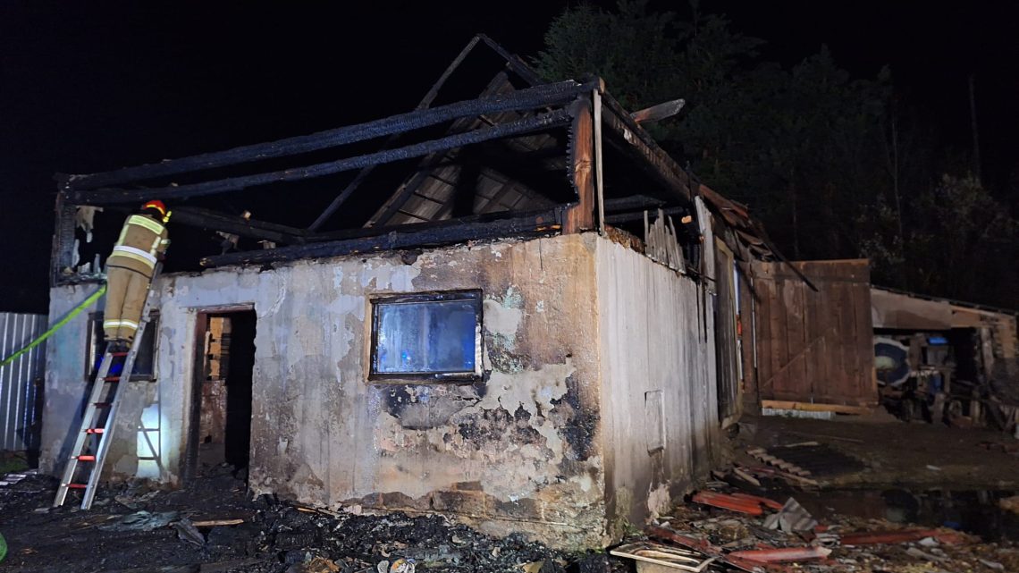 Pożar budynku w Siekierczynie. 31 strażaków w akcji.