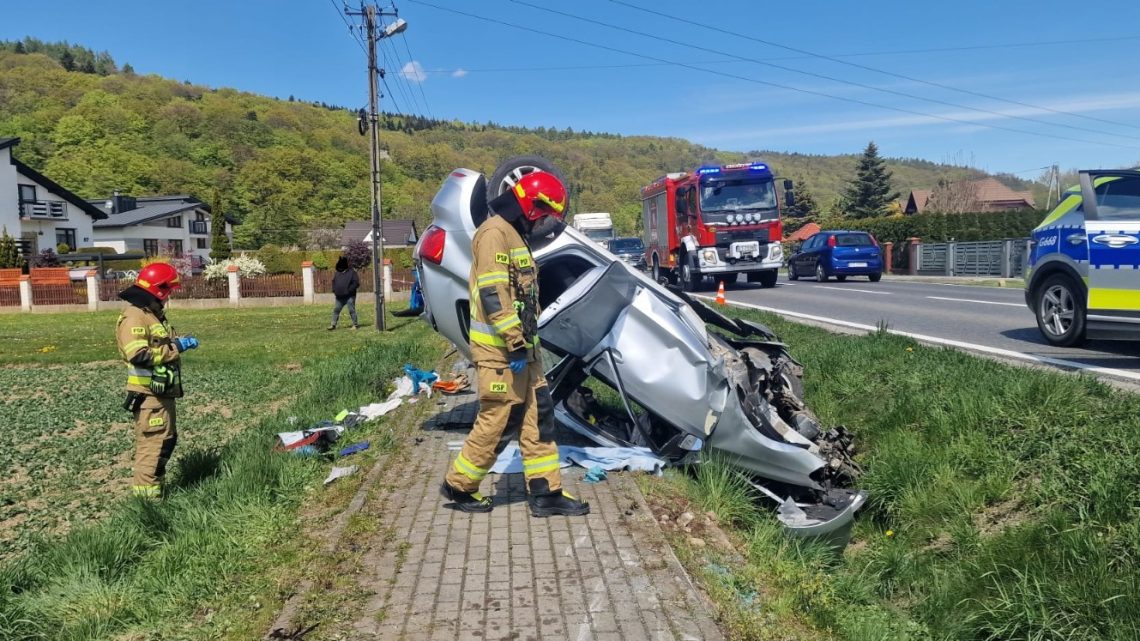 Groźne dachowanie w miejscowości Sukmanie. 50-latka w szpitalu
