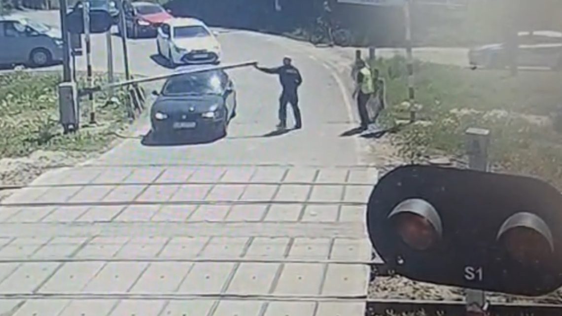 Sekundy od tragedii na przejeździe kolejowym. Policjant uratował kierującą przed nadjeżdżającym pociągiem.