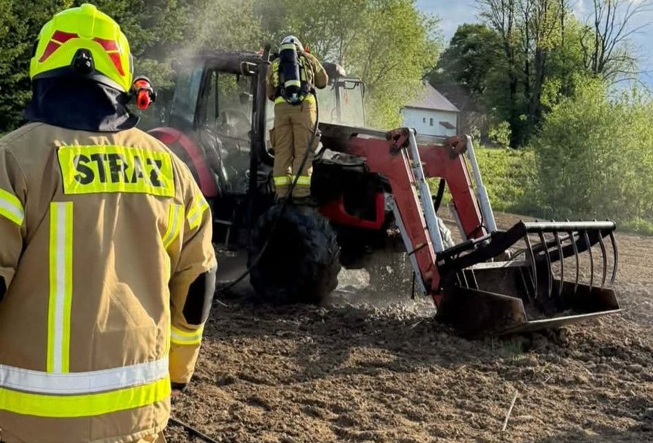 Pożar ciągnika podczas prac polowych w Janowicach. Szybka akcja strażaków.