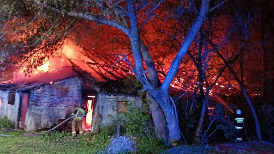 Nocny pożar pustostanu w miejscowości Breń. W akcji liczne zastępy straży pożarnej.