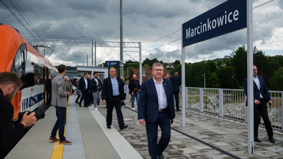 Historyczny dzień dla małopolskiej kolei. Pierwszy pociąg przejechał trasą Nowy Sącz – Marcinkowice.