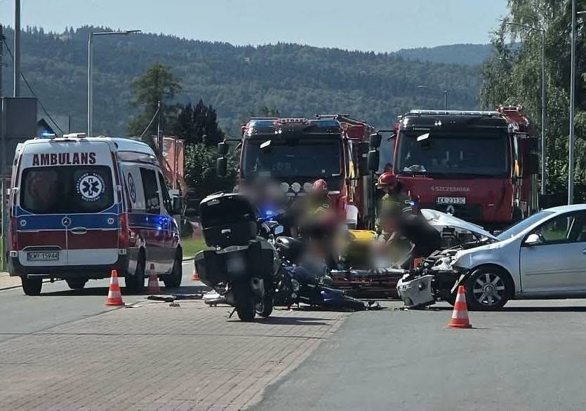 Zderzenie samochodu z motocyklistą w Myślenicach. Droga zablokowana.