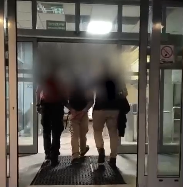 Małopolscy „łowcy głów” zatrzymali 44-latka ściganego Czerwona Notą Interpolu i Europejskim Nakazem Aresztowania. Ukrywał się od lat po brutalnych rozbojach i handlu narkotykami.