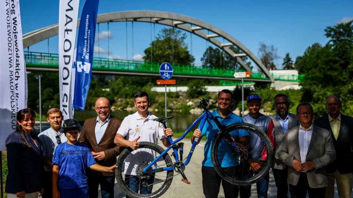 Nowa kładka na trasie VeloRaba otwarta. Rowerzyści zyskali bezpieczne połączenie przez Rabę.