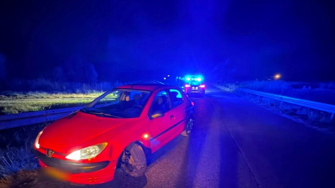 Zobaczył rozbite auto i chciał pomóc. Mężczyzna rzucił się do ucieczki – miał narkotyki i blisko 1,9 promila.