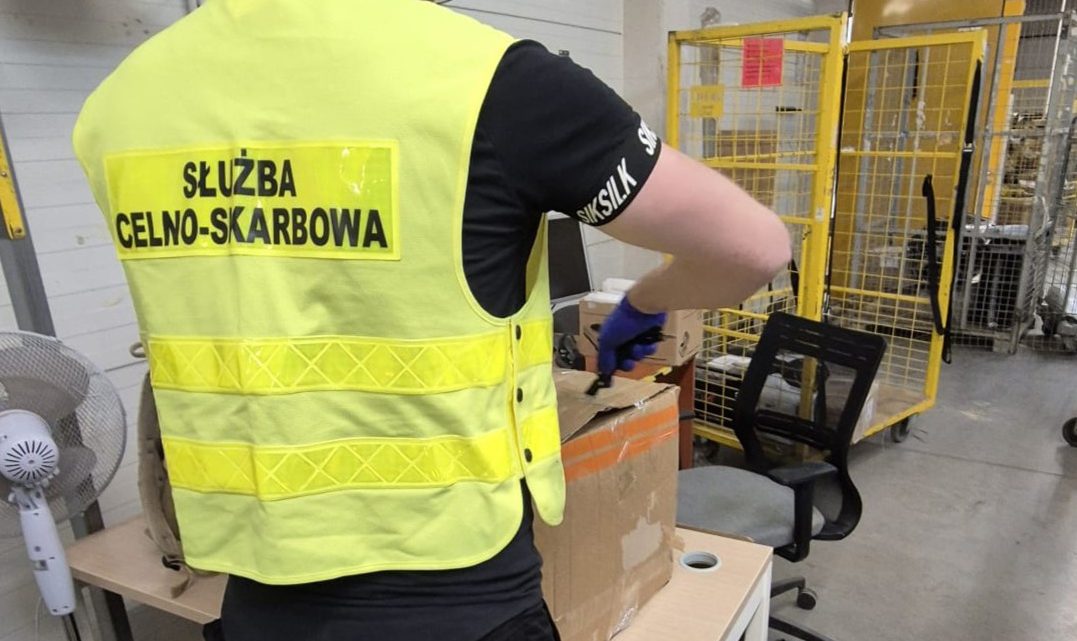 Marihuana w paczkomacie, kolejne narkotyki w mieszkaniu. 37-latek z zarzutami.