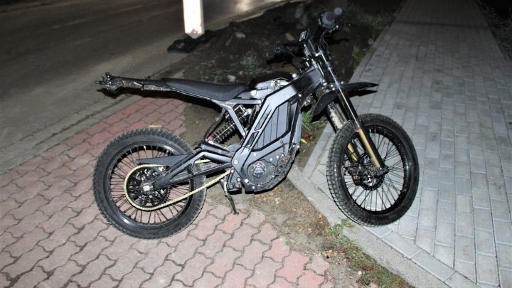 Oświęcim. Drogowy przestępca potrącił policjanta, jadąc na elektrycznym crossie po narkotykach i bez uprawnień.