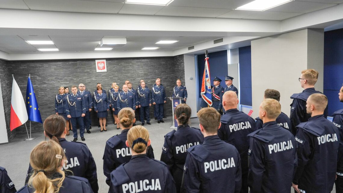 14 nowych policjantów rozpoczęło służbę w Małopolsce. Złożyli uroczyste ślubowanie.