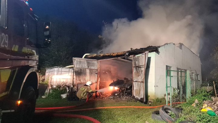 Pożar budynku gospodarczego w Tworkowej. Na miejscu siedem zastępów straży.