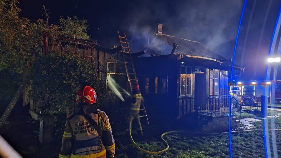 Groźny pożar w Mędrzechowie. Dom całkowicie objęty ogniem.