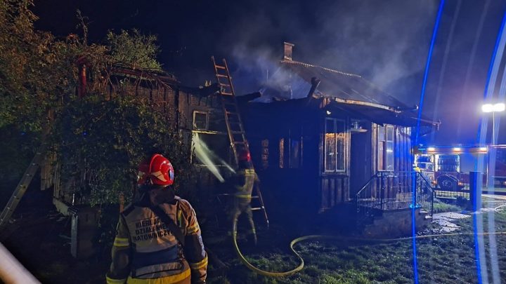 Groźny pożar w Mędrzechowie. Dom całkowicie objęty ogniem.